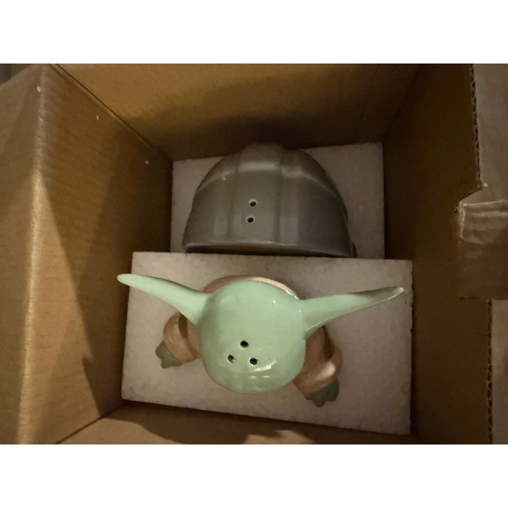Star Wars The Child Grogu Sculpted Ceramic Salt‎ and Pepper Shaker Set The Mand